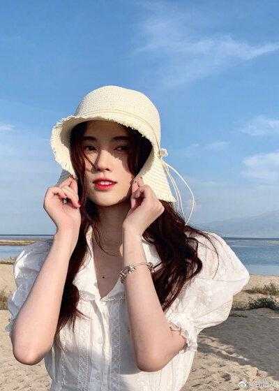被蛇妖冒充龙族公主身份后，我成了女帝火羽应龙